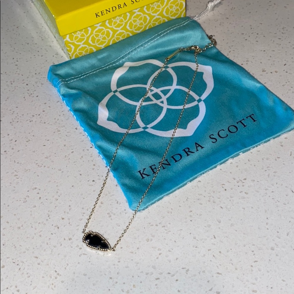 Black and gold Kendra Scott arrow necklace